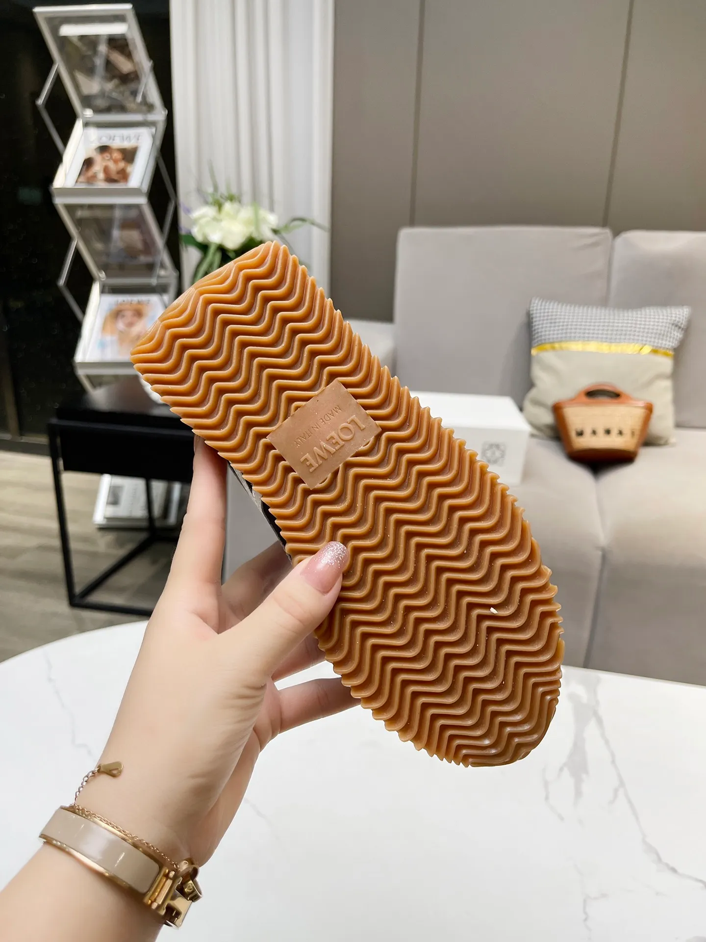 👟👟Ex-factory price 520👟👟 Men's code +10 Women's model: 35--39 (customized code 40 for women), Men's model: 40--44 (customized code 45 for men), 🔥🔥Hot LOEWE 2024 latest inner color block moral training shoes Forrest Gump shoes super good-looking super versatile color block stitching upper Very high-end hidden inner vagina 4cm! The heel has a novel design, is soft and comfortable, and has an exclusive brand logo on the side. It will be rated as the most comfortable sneaker of the year and is a must-have for your shoe cabinet!  The upper is made of special original cowhide + original cloth imported from Australia. The cowhide insole / original private model is exclusively customized with a 1:1 outsole!  Complete set in original packaging.